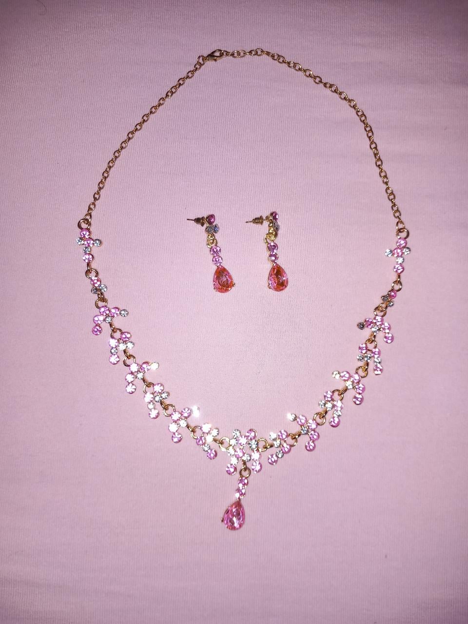 Roze ketting met oorbellen