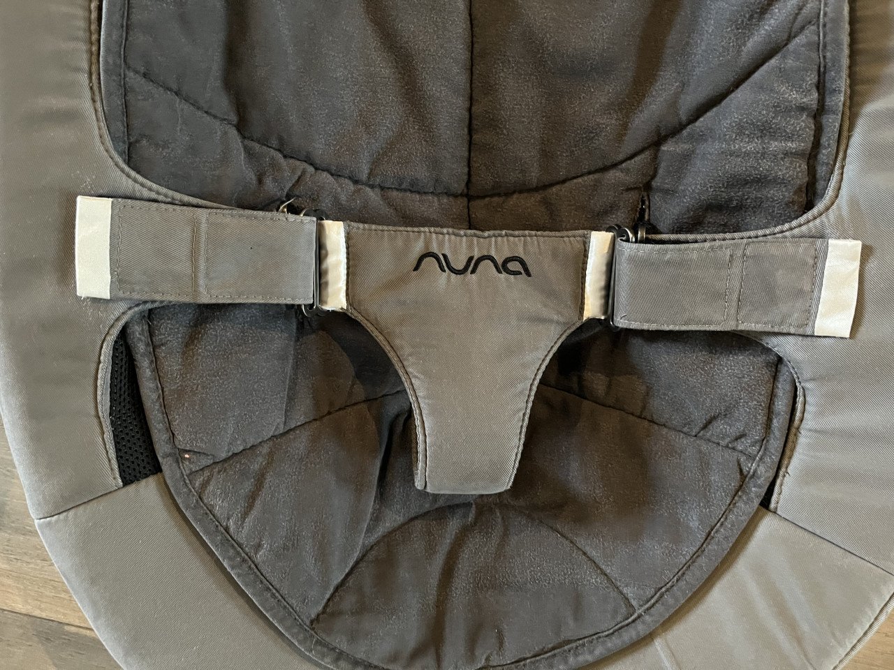 Nuna Leaf met zonneklep en speelboog