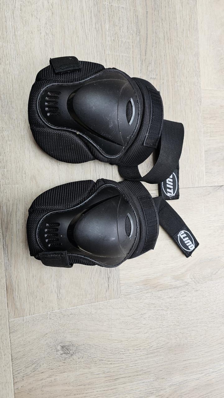 Skatehelm en kniebeschermers