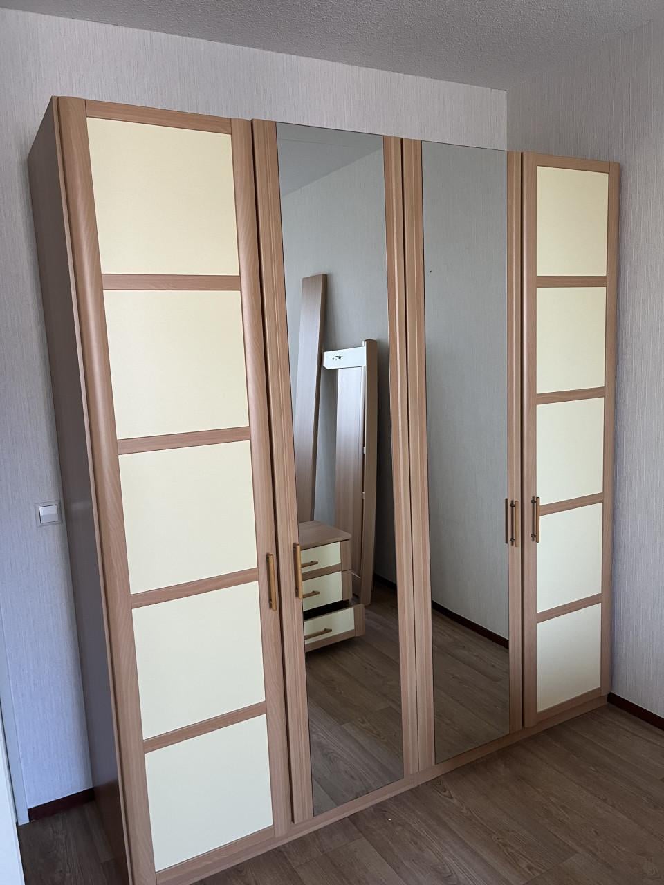 Gratis 4 deurs linnenkast