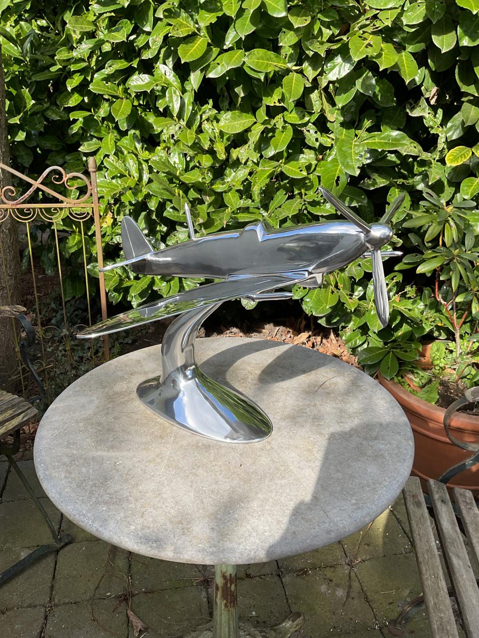 Groot model Spitfire vliegtuig