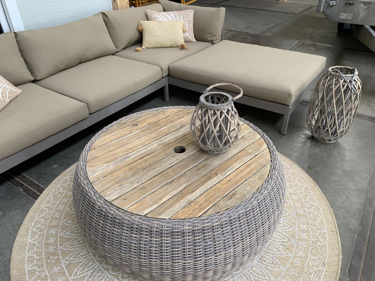 Loungeset met kussens en tafel.