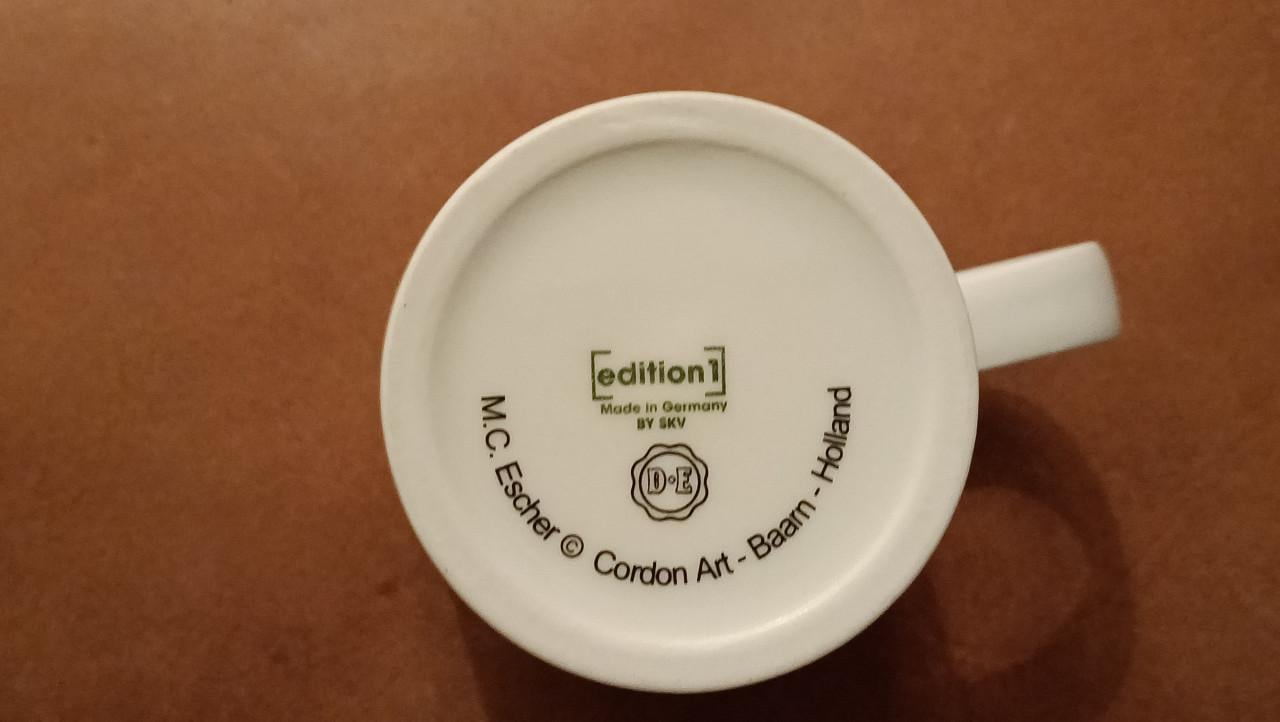 Mok van M.C. Escher. Vissen. Tessellation coffee mug. M.C Escher op het oor