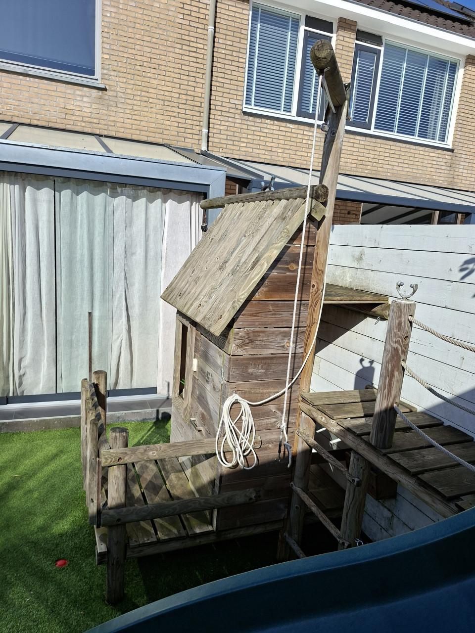 Speelhuisje met glijbaan