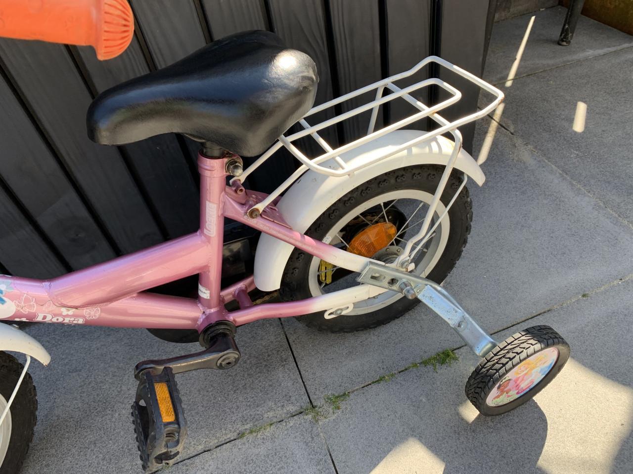 Dora 12inch fiets met mandje en zijwieltjes