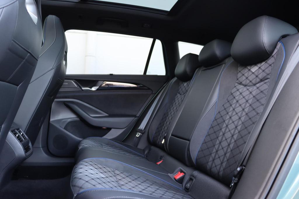 Volkswagen Passat variant 1.5 etsi r-line business dsg7 150pk