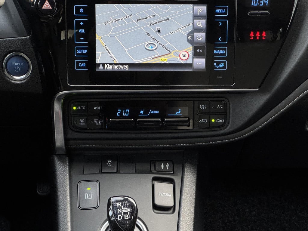Toyota Auris 1.8 hybrid dynamic | trekhaak | navigatie | camera | keyless e