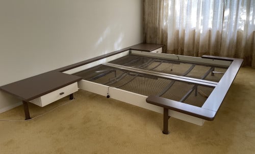 2 Persoonsbed 2 nachtkastjes en 2 Auping (hand)verstelbare spiralen 90x200