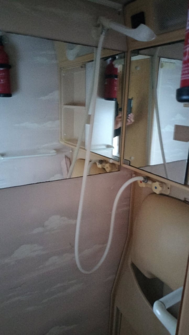 Abbey caravan met ENKELE bedden plus voortent en luifel