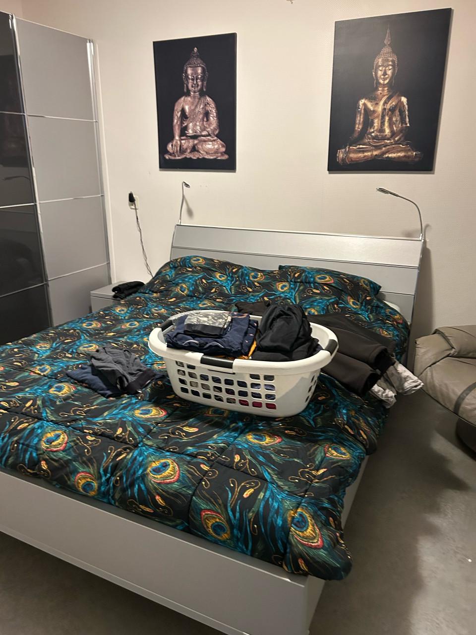 Complete slaapkamer, bed, met topper, 2 nachtkastjes en kleerkast