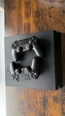 Playstation 4 met 2 controllers en 9 spellen