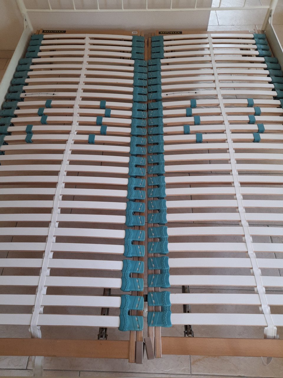 Ijzeren 2 p bed ( 160 x 200 ) met verstelbare lattenbodems (in goede staat)
