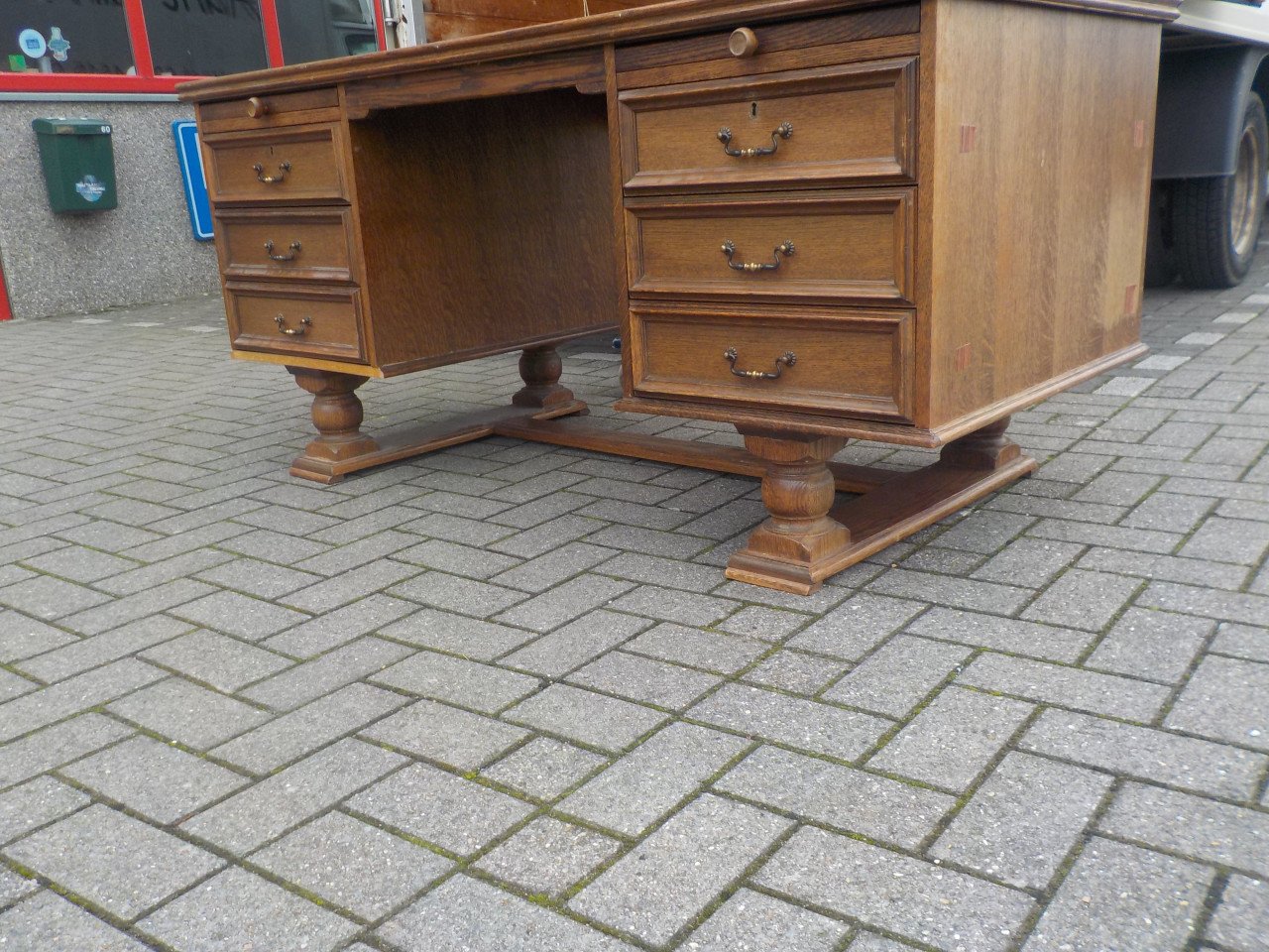 Mooie kwaliteit  eiken bureau in zeer goede staat
