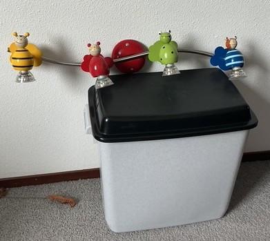 Leuke kinderlamp met vier vrolijke insectenfiguren