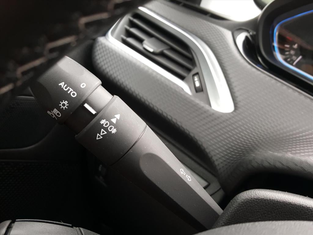 Peugeot 2008 allure1.2 puretech 110pk navigatie | cruise & climate control 
