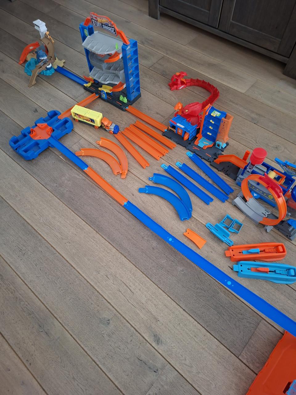 Hot wheels baan + auto's