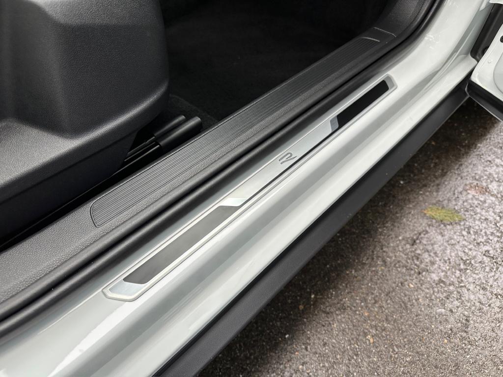 Volkswagen T-roc 1.5 tsi r-line | black style | panoramadak | 19 inch | cam