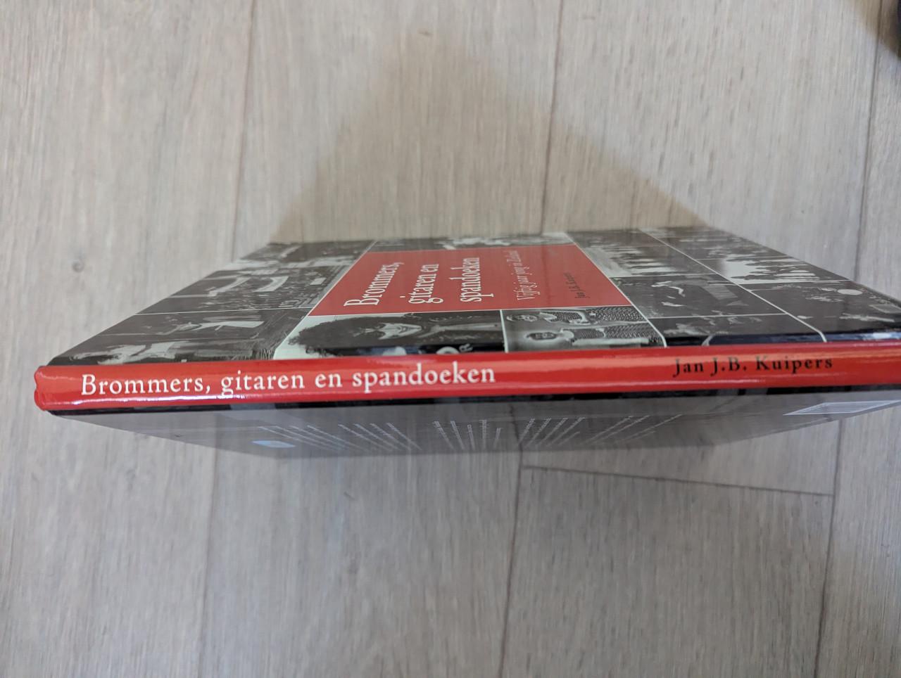 Boek: Brommers , gitaren en spandoeken