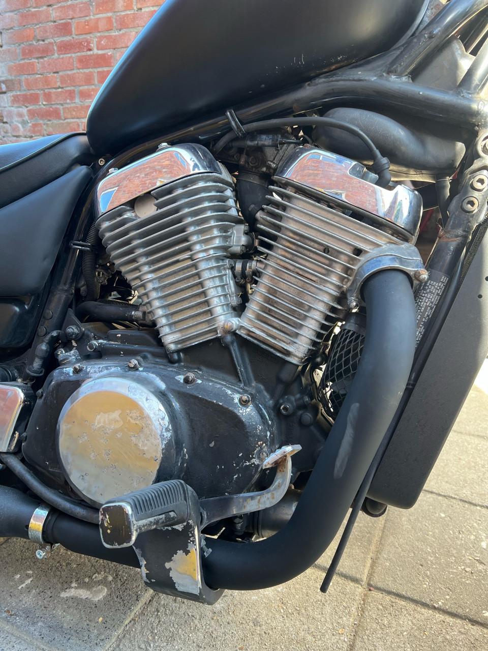 Suzuki intruder vs700