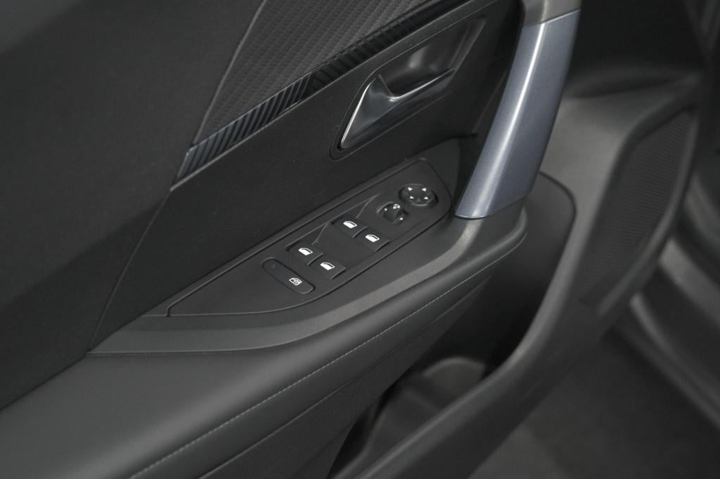 Peugeot 2008 puretech 130 allure | camera | stoelverwarming | apple carplay