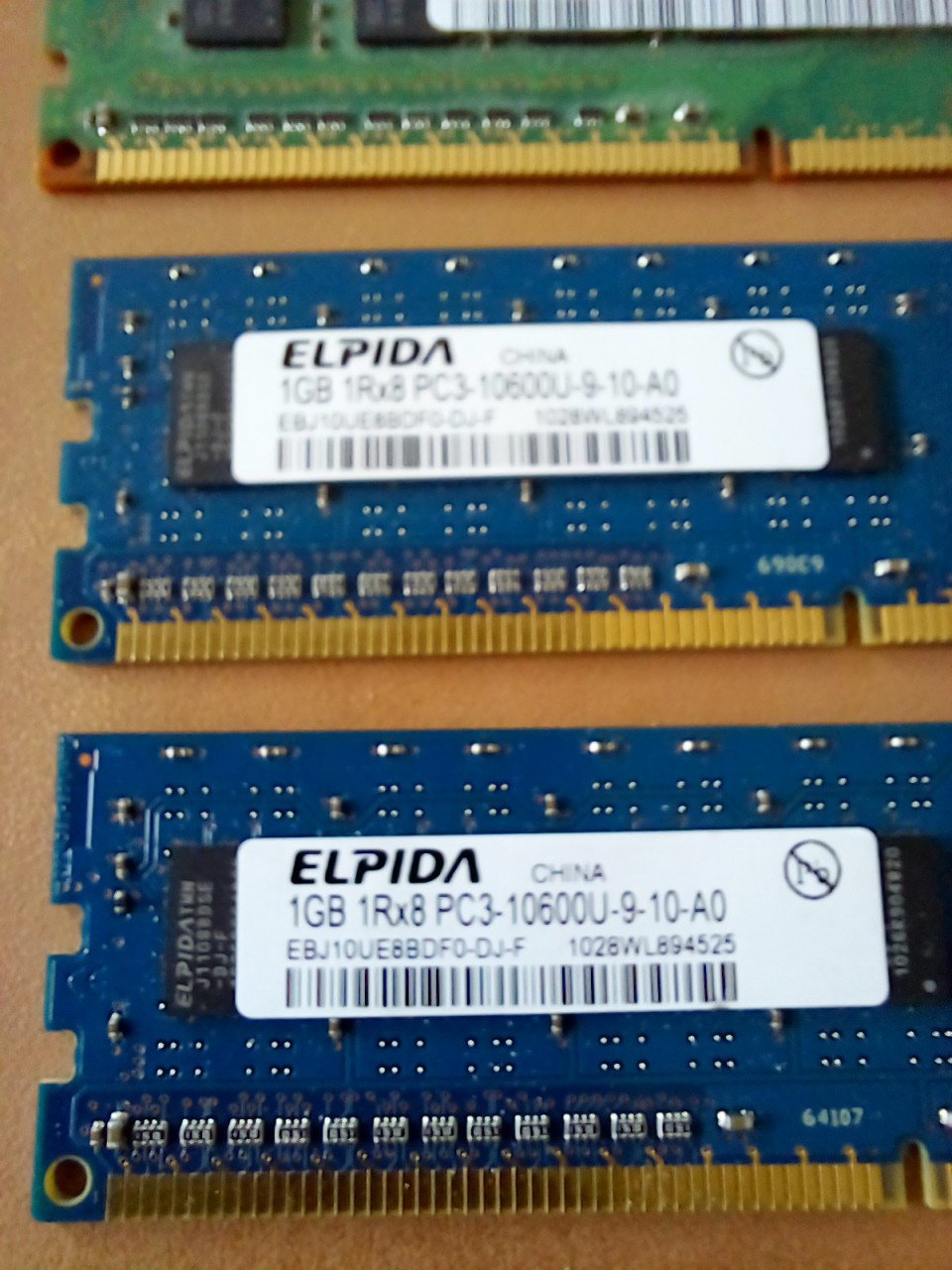 Ram bankjes: 4 x 1 GB - DDR3/PC3 10600u 1Rx8 voor desktop.