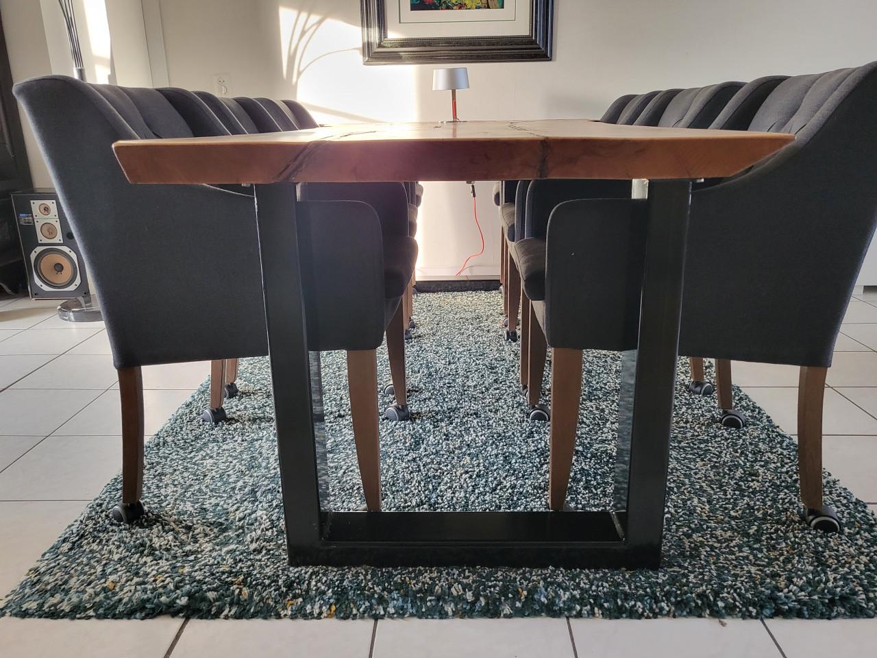 Robuuste unieke tafel met stoelen