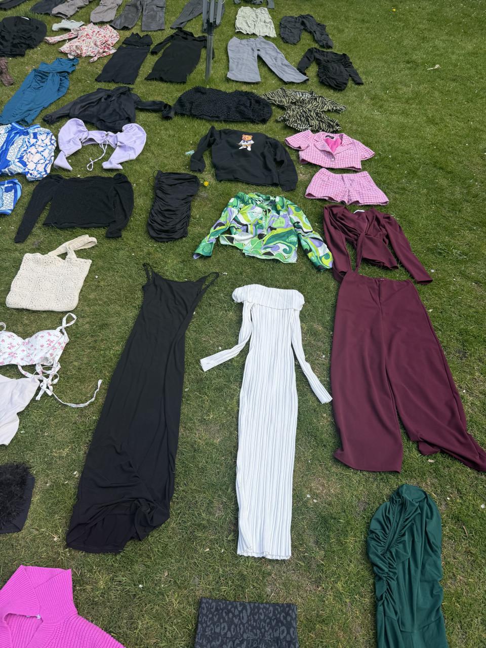 Pakket dames/ meisjes kleding ongeveer 90/100 stuks