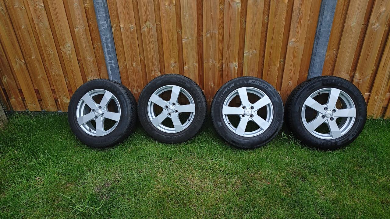 Winterbanden set 16 inch in perfecte staat op lichtmetalen velgen