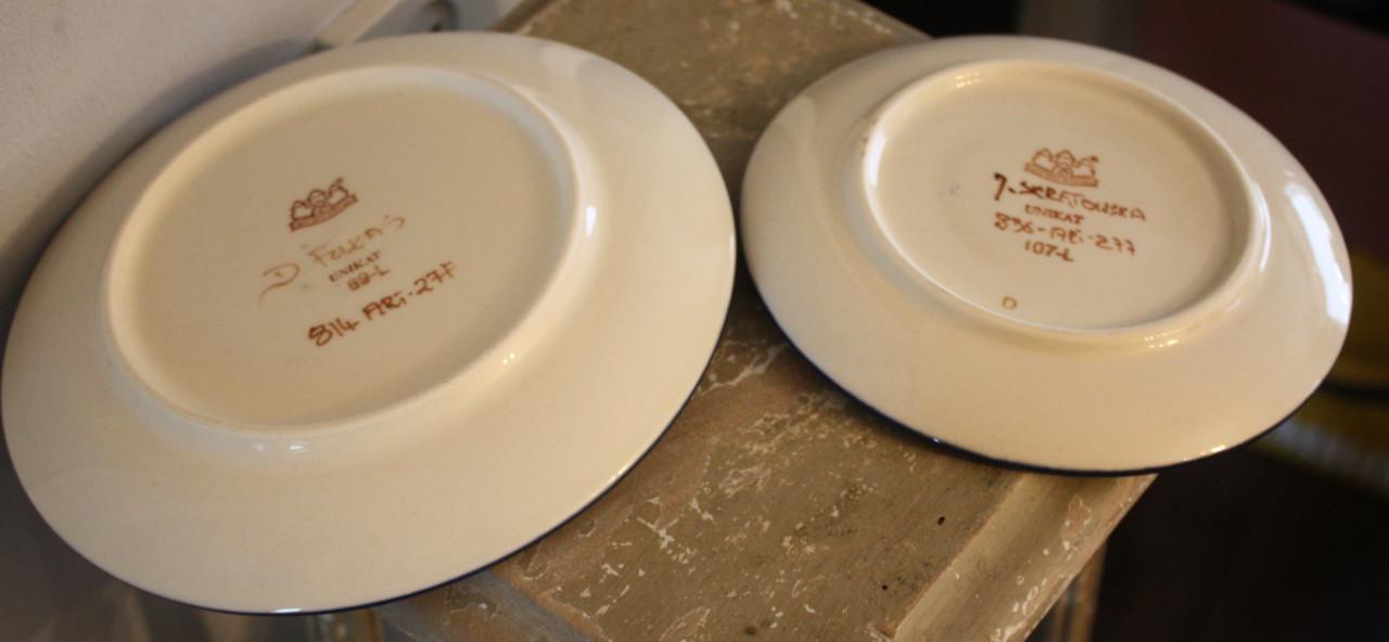 Set oude bordjes met viooltjes print