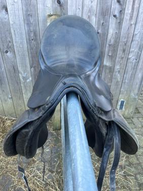 Dressuurzadel 18 inch brede boom