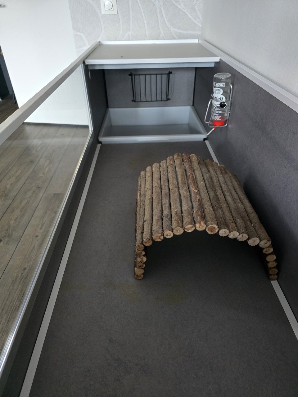Op maat gemaakt caviaverblijf met opbergruimte (Ikea Besta)