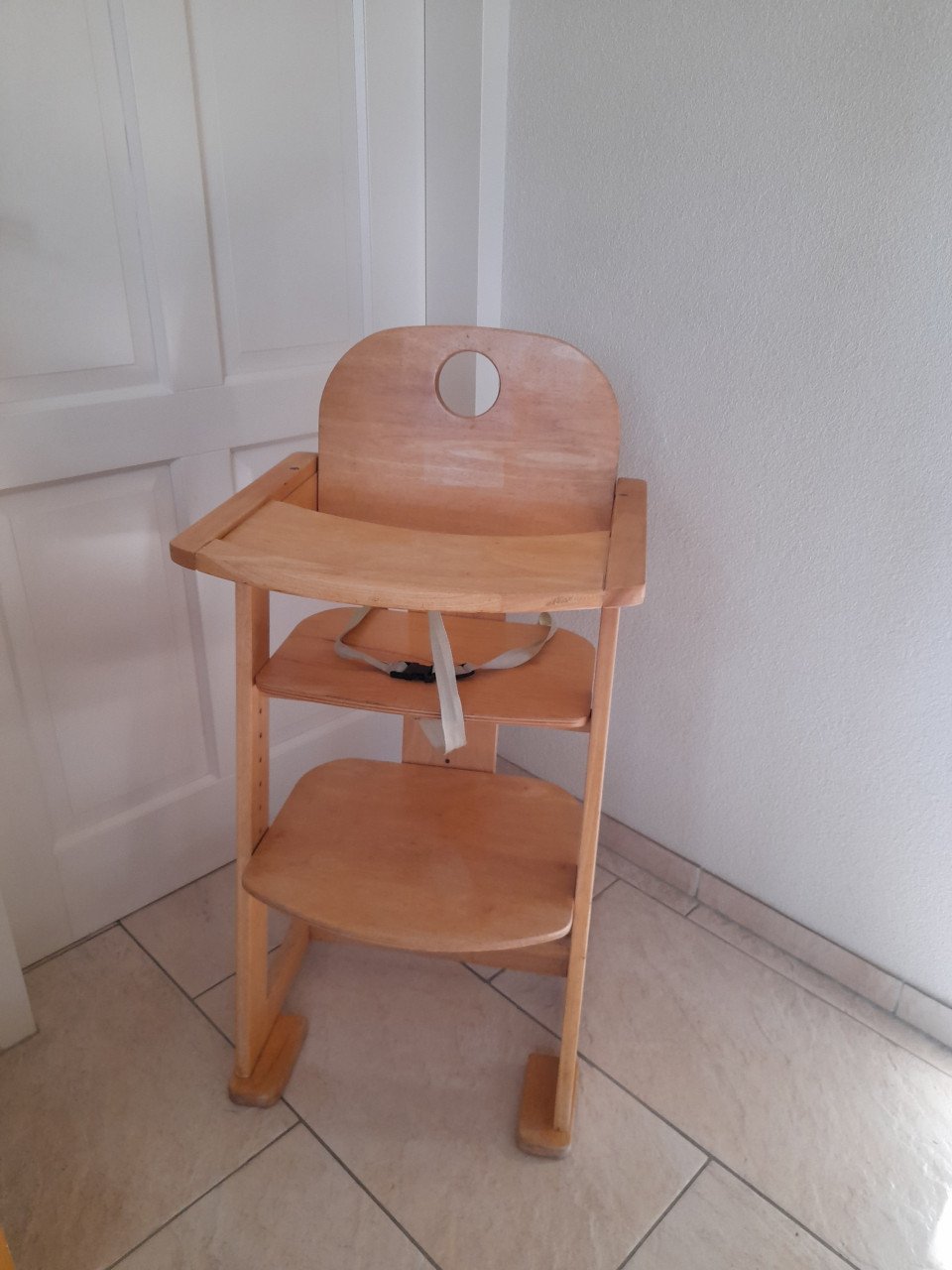 Houten kinderstoel met gordel ( in goede staat )