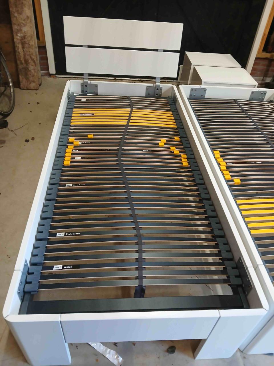 Twee 1 persoons bedden met toebehoren