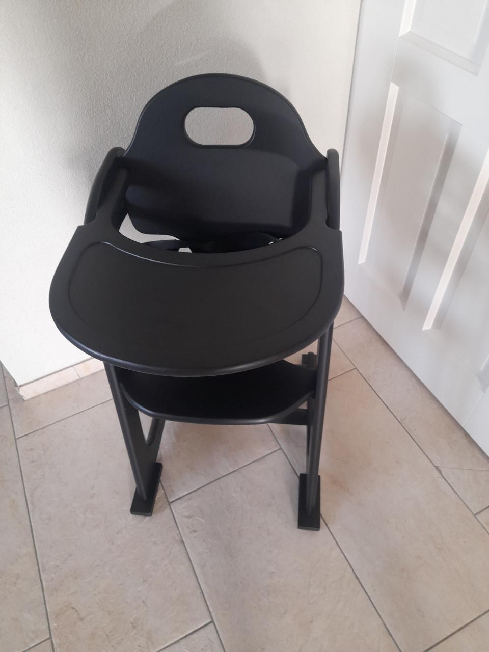 Mooie zwarte kinderstoel met gordel (in goede nette staat )