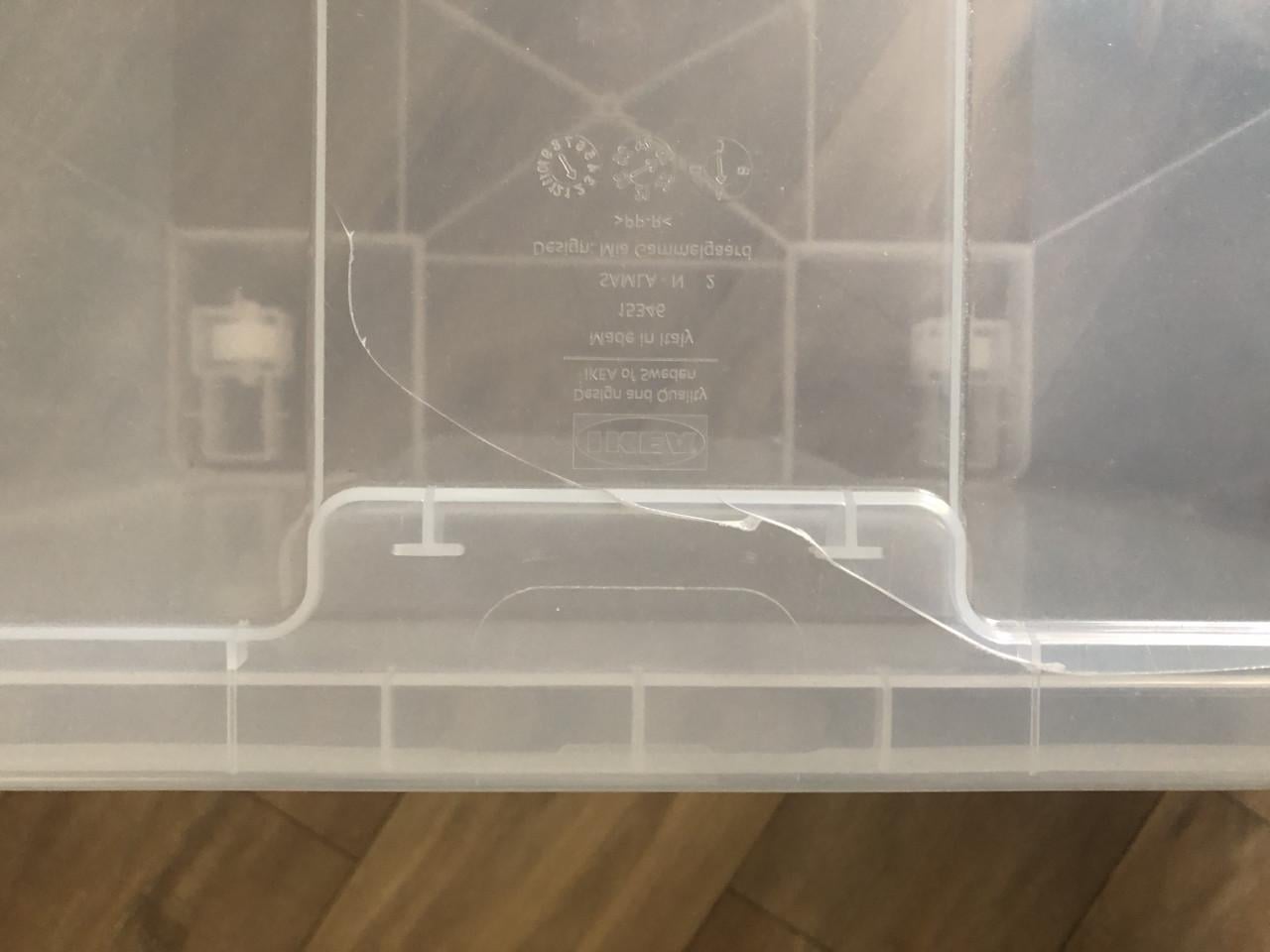 Grote plastic Ikea Samla opbergbak met deksel.
