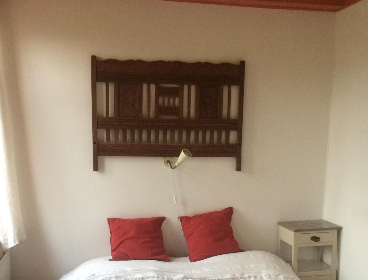 Antieke houten bedeind