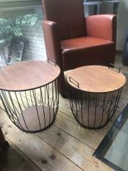2 ronde bijzettafeltjes / manden
