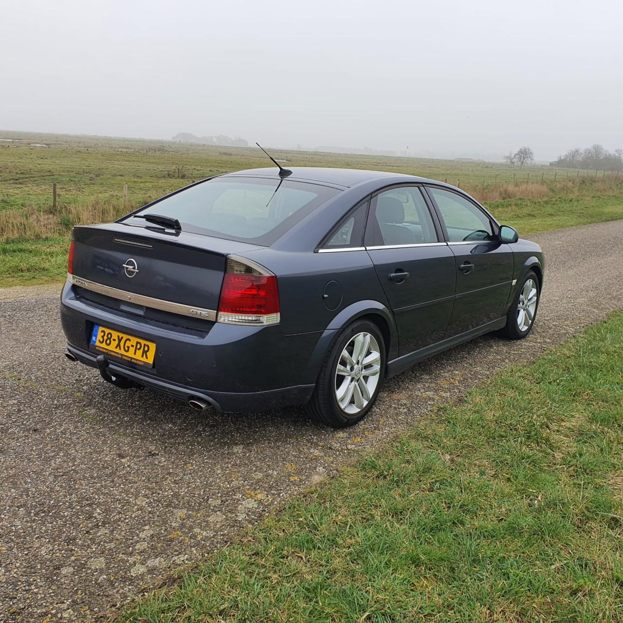 Opel Vectra GTS 2.2-16V Executive 6 bak