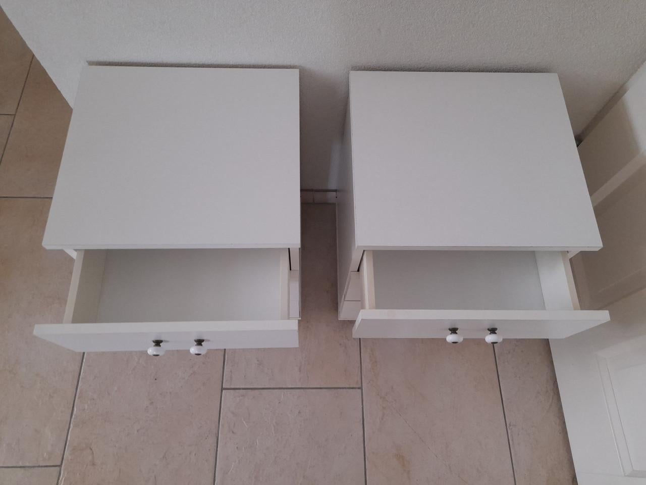 2 x nachtkastje 38,5 x 35 x 51,5H (in goede staat )
