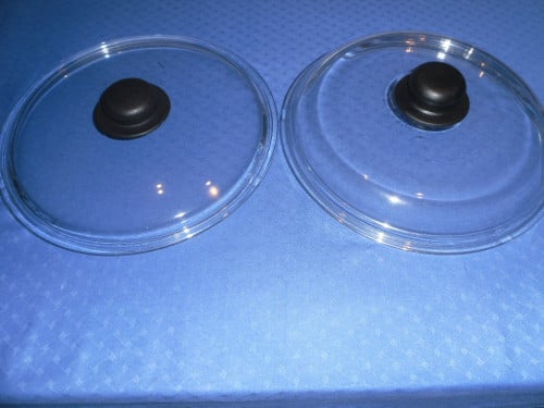 2 GLAZEN DEKSELS 17 CM DOORSNEE