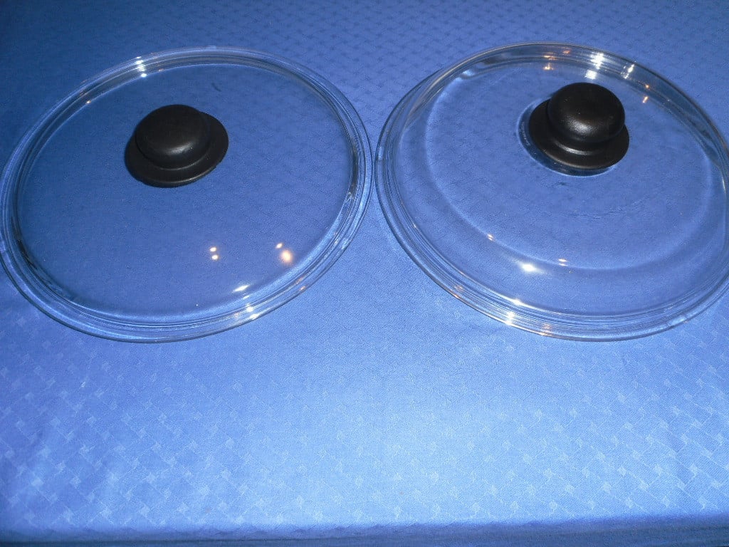2 GLAZEN DEKSELS 17 CM DOORSNEE