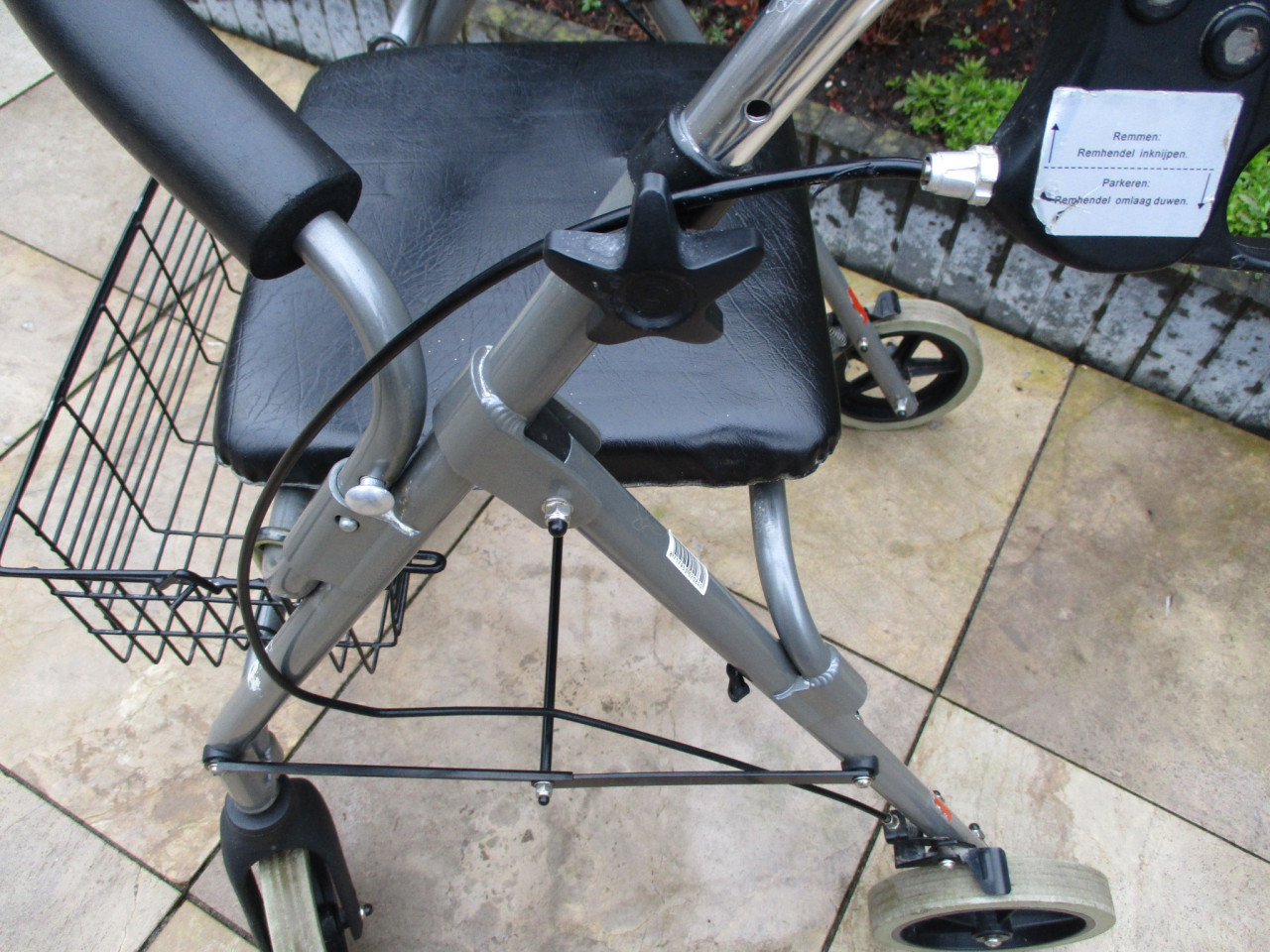 Bijna nieuwe opvouwbare lichtgewicht rollator met zitje mand en rugsteun