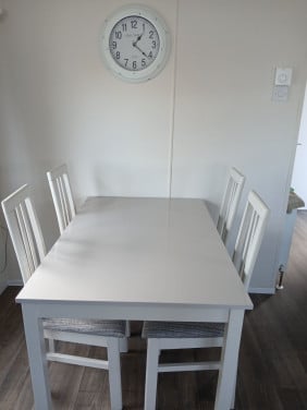Eetkamer tafel met 4 stoelen