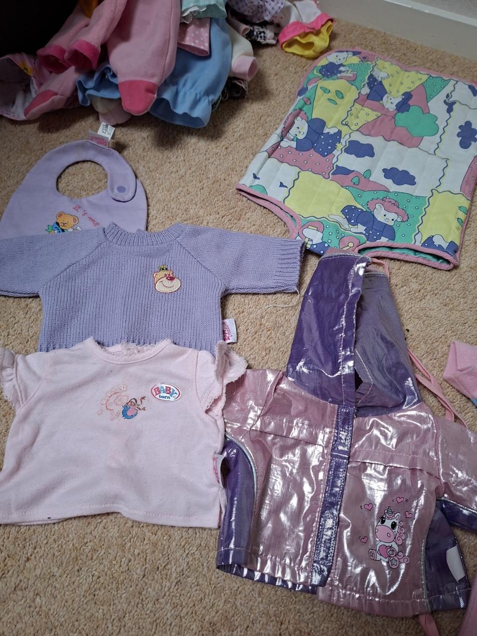 Heel veel verschillende poppen kleertjes