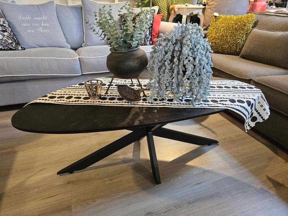 HEEL VEEL DECORATIE, VEEL VAN STOER EN SOBER, KOM GEWOON EENS LANGS