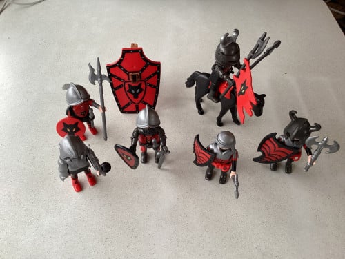 Playmobil.   Verschillende ridders, paard en toebehoren.