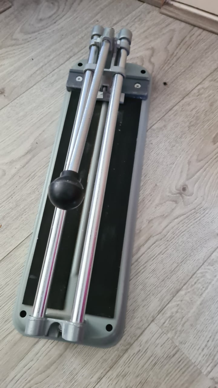 Tegelsnijder in goed staat-een keer gebruikt