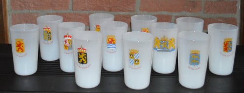 12 glazen Nederland melkglas Vintage, begin jaren ‘60.