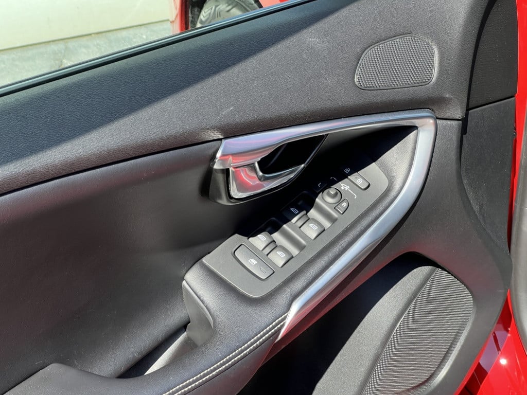 Volvo V40 t4 190pk r-design business| panodak| trekhaak| camera| leder