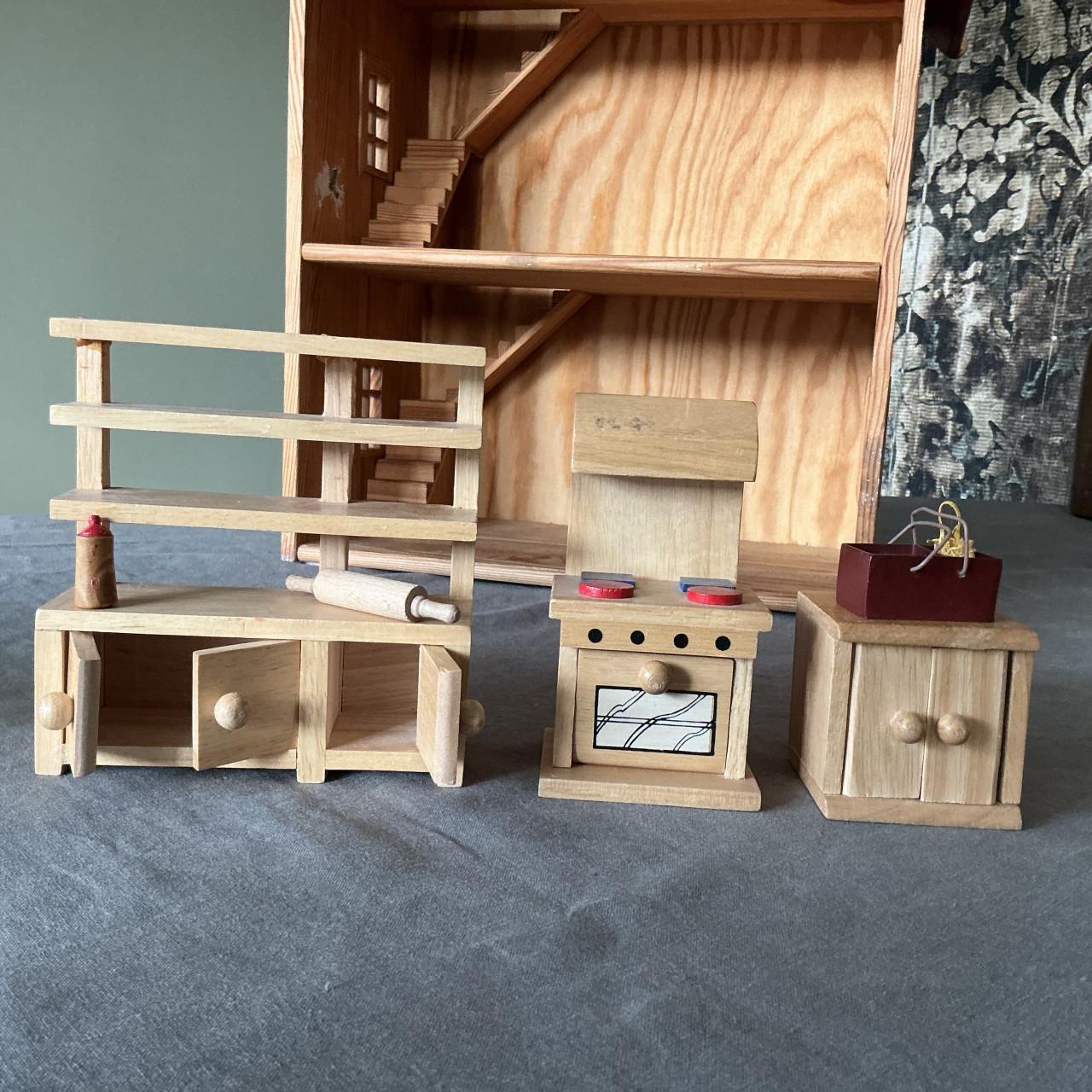 Poppenhuis met houten meubeltjes en accessoires